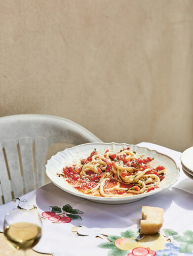 bucatini with raw tomato sauce